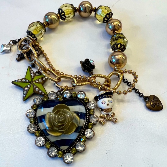 Betsey Johnson Jewelry - Betsey Johnson green glass/ goldbeads,& Gold heart,rose charms,striped💗bracelet